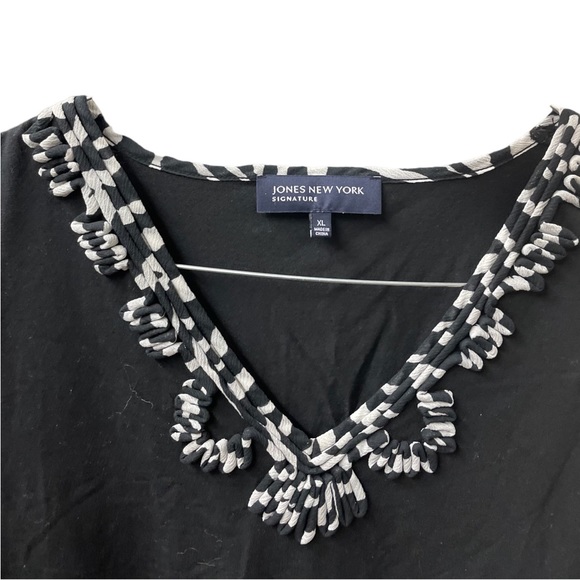 ✨BLACK TEE| RUFFLE DETAIL - Picture 3 of 4